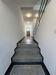 Chodba v domě - Prodej bytu 2+1 v osobním vlastnictví 76 m², Slaný