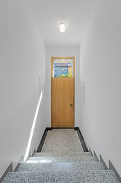 Vchod do domu - Prodej bytu 2+1 v osobním vlastnictví 76 m², Slaný