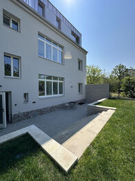 Pohled na dům ze zahrady - Prodej bytu 2+1 v osobním vlastnictví 76 m², Slaný
