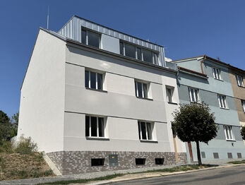 Pohled na dům z ulice - Prodej bytu 2+1 v osobním vlastnictví 76 m², Slaný