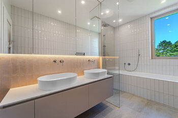 Koupelna - Prodej bytu 3+kk v osobním vlastnictví 77 m², Slaný