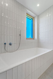 Koupelna - Prodej bytu 3+kk v osobním vlastnictví 77 m², Slaný