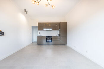 Kuchyňský kout s obývacím pokojem - Pronájem bytu 2+kk v osobním vlastnictví 42 m², Praha 3 - Žižkov