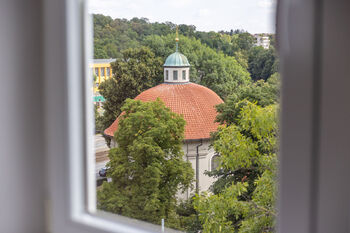 Výhled z obývacího pokoje - Pronájem bytu 2+kk v osobním vlastnictví 42 m², Praha 3 - Žižkov