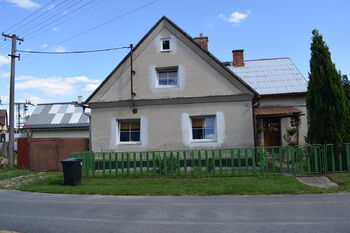 Pohled na dům z asfaltové cesty - Prodej domu 200 m², Velká Kraš 