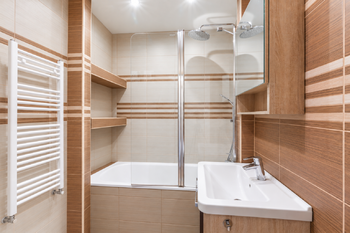 Koupelna - Pronájem bytu 3+1 v osobním vlastnictví 72 m², Praha 5 - Hlubočepy