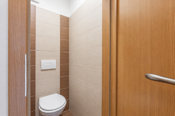 Toaleta - Pronájem bytu 3+1 v osobním vlastnictví 72 m², Praha 5 - Hlubočepy