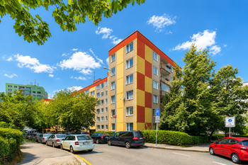 Pohled na dům - Pronájem bytu 3+1 v osobním vlastnictví 72 m², Praha 5 - Hlubočepy