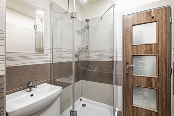 Sprchový kout. - Pronájem bytu 1+1 v osobním vlastnictví 37 m², Jindřichův Hradec