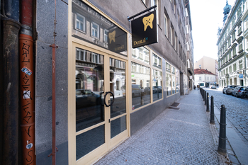 Pohled z ulice - Pronájem komerčního prostoru, Praha 1 - Staré Město