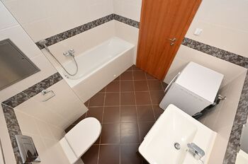 Koupelna - Pronájem bytu 1+kk v osobním vlastnictví 28 m², Praha 9 - Letňany