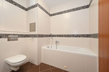 Koupelna - Pronájem bytu 1+kk v osobním vlastnictví 28 m², Praha 9 - Letňany