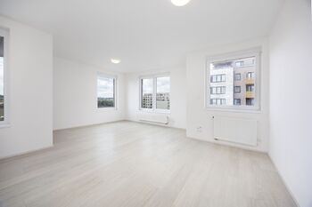 Obývací pokoj + ložnice - Prodej bytu 1+kk v družstevním vlastnictví 54 m², Praha 10 - Dolní Měcholupy