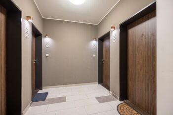 Hala / Chodba - Prodej bytu 1+kk v družstevním vlastnictví 54 m², Praha 10 - Dolní Měcholupy