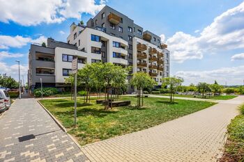 Venkovní budova - Prodej bytu 1+kk v družstevním vlastnictví 54 m², Praha 10 - Dolní Měcholupy