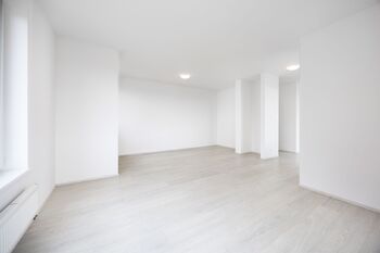 Obývací pokoj + ložnice - Prodej bytu 1+kk v družstevním vlastnictví 54 m², Praha 10 - Dolní Měcholupy