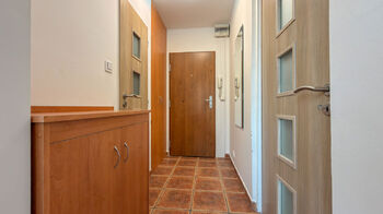 Chodba bytu - Prodej bytu 1+1 v osobním vlastnictví 34 m², Hradec Králové