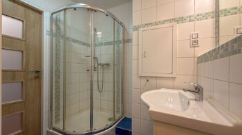 Koupelna s WC - Prodej bytu 1+1 v osobním vlastnictví 34 m², Hradec Králové
