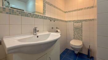 Koupelna s WC - Prodej bytu 1+1 v osobním vlastnictví 34 m², Hradec Králové