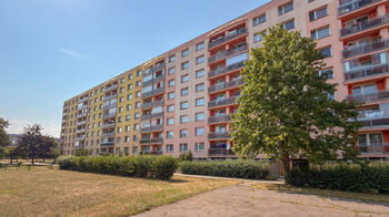 Zadní vchod - bezbariérový  - Prodej bytu 1+1 v osobním vlastnictví 34 m², Hradec Králové 