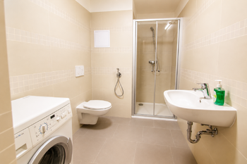 Koupelna - Prodej bytu 1+kk v osobním vlastnictví 38 m², Hradec Králové