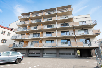 Jižní strana domu - Prodej bytu 1+kk v osobním vlastnictví 38 m², Hradec Králové
