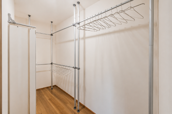 ŠATNA V LOŽNICI - Pronájem bytu 3+kk v osobním vlastnictví 68 m², Praha 9 - Střížkov