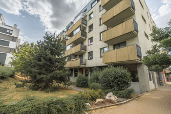 POHLED NA BATOVÝ DŮM - Pronájem bytu 3+kk v osobním vlastnictví 68 m², Praha 9 - Střížkov
