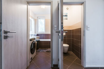 KOUPELNA S VANOU + SAMOSTATNE WC - Pronájem bytu 3+kk v osobním vlastnictví 68 m², Praha 9 - Střížkov