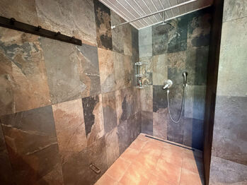 Koupelna přízemí - Prodej domu 168 m², Měchenice