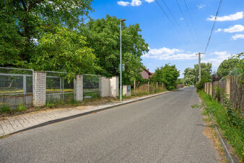 Pohled z ulice - Prodej pozemku 1063 m², Chýně