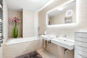 Koupelna s vanou - Prodej bytu 4+kk v osobním vlastnictví 104 m², Praha 8 - Karlín