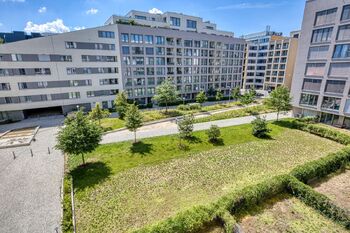 Pohled do vnitrobloku - Prodej bytu 4+kk v osobním vlastnictví 104 m², Praha 8 - Karlín