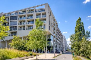 Pohled na dům z cyklostezky - Prodej bytu 4+kk v osobním vlastnictví 104 m², Praha 8 - Karlín