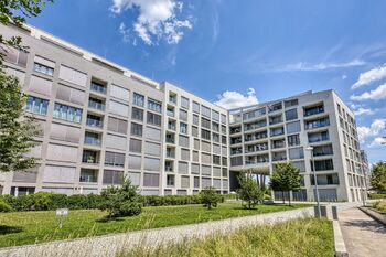Pohled na dům z vnitrobloku - Prodej bytu 4+kk v osobním vlastnictví 104 m², Praha 8 - Karlín
