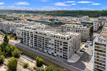 Pohled na dům a okolí z výšky - Prodej bytu 4+kk v osobním vlastnictví 104 m², Praha 8 - Karlín