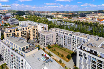 Pohled na dům a okolí z výšky - Prodej bytu 4+kk v osobním vlastnictví 104 m², Praha 8 - Karlín