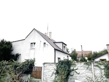 Pohled na dům z boku - Pronájem domu 78 m², Družec