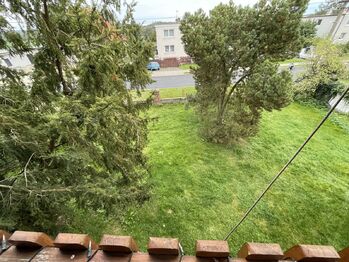 Pohled na zahradu z balkónu - Pronájem domu 78 m², Družec