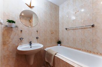 koupelna vana umyvadlo - Pronájem bytu 3+kk v osobním vlastnictví 67 m², Praha 4 - Krč