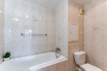 koupelna s WC - Pronájem bytu 3+kk v osobním vlastnictví 67 m², Praha 4 - Krč