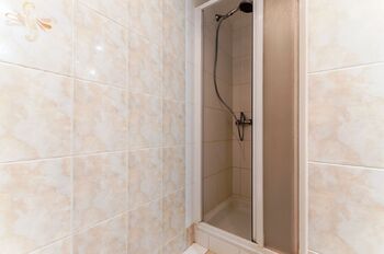 sprchový kout v koupelně  - Pronájem bytu 3+kk v osobním vlastnictví 67 m², Praha 4 - Krč