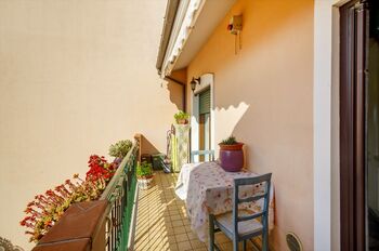 výstup z kuchyně na balkon - Prodej bytu 3+kk v osobním vlastnictví 83 m², Silvi
