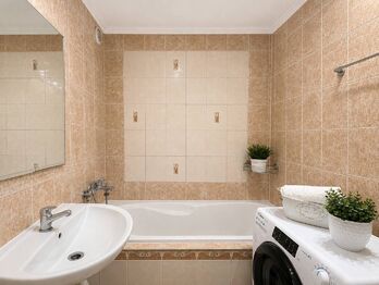 Koupelna - Prodej bytu 3+1 v osobním vlastnictví 71 m², České Budějovice