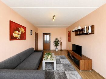 Obývací pokoj s balkonem - Prodej bytu 3+1 v osobním vlastnictví 71 m², České Budějovice