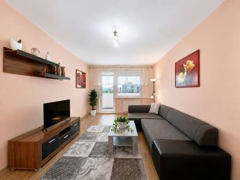 Obývací pokoj s balkonem - Prodej bytu 3+1 v osobním vlastnictví 71 m², České Budějovice