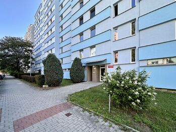 Pohled na dům - Prodej bytu 3+1 v osobním vlastnictví 71 m², České Budějovice