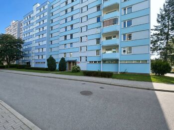 Pohled na dům - Prodej bytu 3+1 v osobním vlastnictví 71 m², České Budějovice