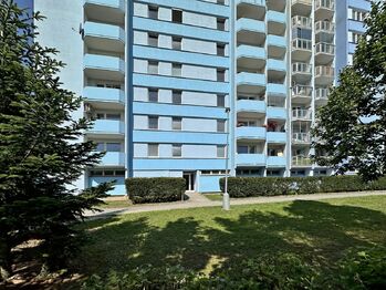 Pohled na dům - Prodej bytu 3+1 v osobním vlastnictví 71 m², České Budějovice 