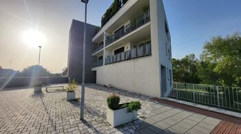 Zadní vchod - Pronájem bytu 2+kk v osobním vlastnictví 57 m², Olomouc